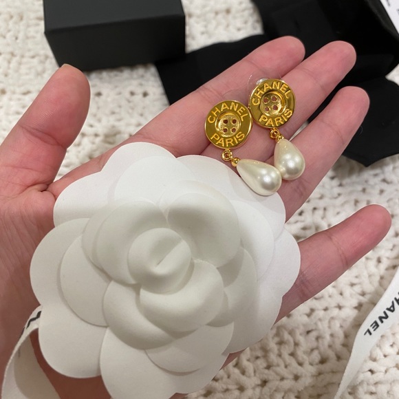 ❌SOLD❌Authentic Chanel button pearl drop earrings - Picture 2 of 2